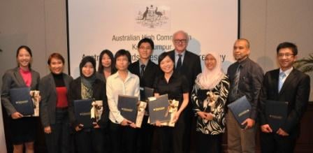 Australian High Commissioner H.E. Mr Miles Kupa (fourth from right) and President of the Malaysian Australian Alumni Council (MAAC) Ms Pat Yeoh (second from left) together with the Malaysian recipients of the Australian Endeavour Awards at a ceremony held in Kuala Lumpur on 12 January 2011.